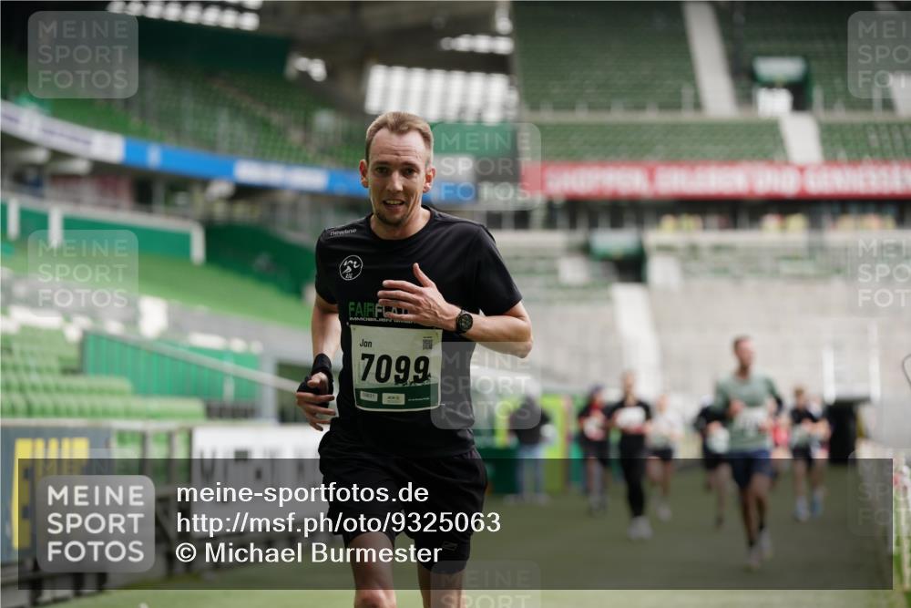 05.10.2025 - 20. swb-Marathon Bremen Michael Burmester http://msf.ph/oto/9325063 05.10.2025 12:44:15 Laufen im Stadion 288, 329, 506, 539, 548, 917, 1196, 1992, 2092, 2249, 3150, 3982, 4422, 5014, 5908, 7099, 7373, 7525, 7949, 8030, 8275, 577, 628, 706, 1641, 2967, 3435, 3580, 4369, 4631, 4867, 5287, 5495, 5815, 5988, 6224, 6385, 6912, 7668, 7816, 7834, 8593, 9095 meine-sportfotos.de