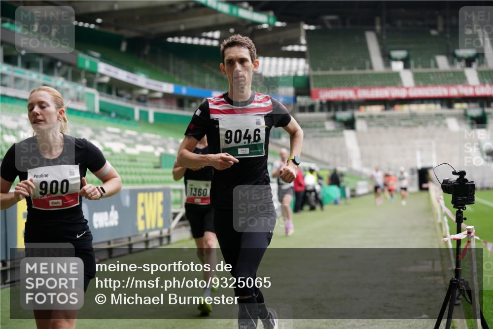 05.10.2025 - 20. swb-Marathon Bremen Michael Burmester http://msf.ph/oto/9325065 05.10.2025 12:33:33 Laufen im Stadion 121, 218, 307, 363, 369, 474, 746, 850, 900, 1070, 1360, 1372, 1494, 1617, 1889, 1913, 1928, 2000, 2267, 4251, 5640, 6957, 7259, 8550, 8582, 9046, 650, 664, 908, 2033, 2682 meine-sportfotos.de