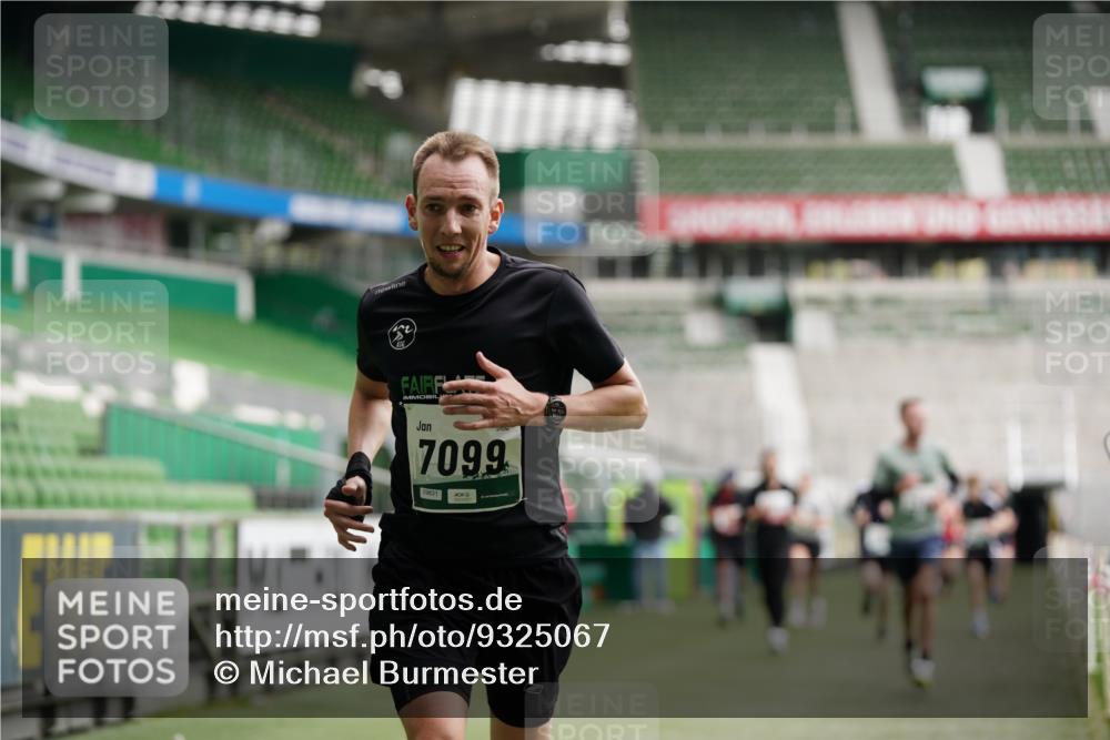 05.10.2025 - 20. swb-Marathon Bremen Michael Burmester http://msf.ph/oto/9325067 05.10.2025 12:44:15 Laufen im Stadion 288, 329, 506, 539, 548, 917, 1196, 1992, 2092, 2249, 3150, 3982, 4422, 5014, 5908, 7099, 7373, 7525, 7949, 8030, 8275, 577, 628, 706, 1641, 2967, 3435, 3580, 4369, 4631, 4867, 5287, 5495, 5815, 5988, 6224, 6385, 6912, 7668, 7816, 7834, 8593, 9095 meine-sportfotos.de