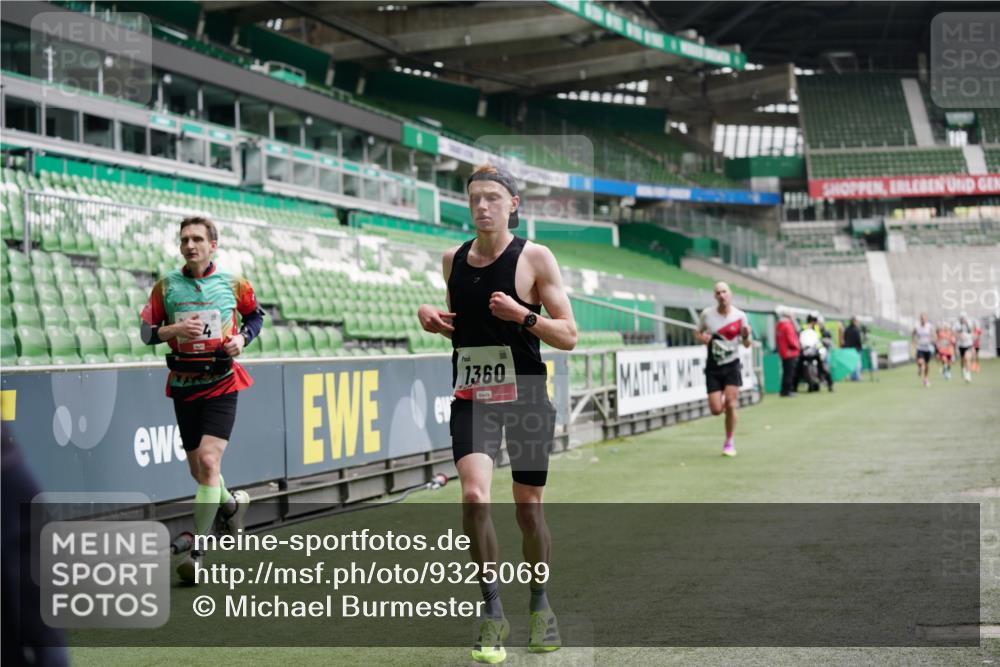 05.10.2025 - 20. swb-Marathon Bremen Michael Burmester http://msf.ph/oto/9325069 05.10.2025 12:33:34 Laufen im Stadion 121, 218, 307, 363, 369, 474, 746, 838, 850, 900, 1070, 1360, 1372, 1494, 1617, 1889, 1913, 1928, 2000, 2267, 4251, 5640, 6957, 7259, 8550, 8582, 9046, 650, 664, 2033, 2682 meine-sportfotos.de
