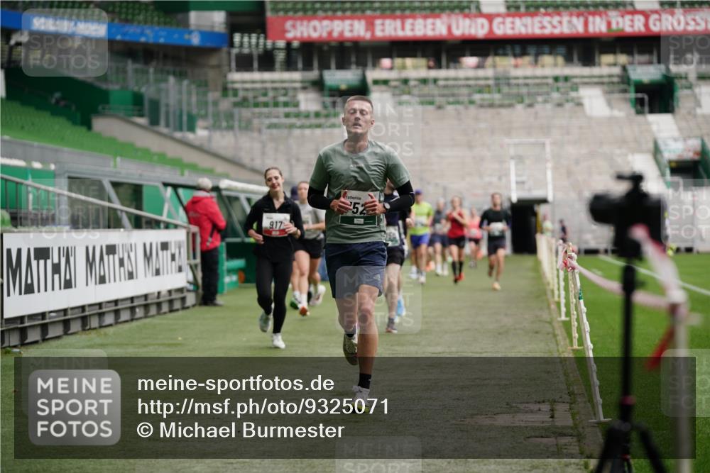 05.10.2025 - 20. swb-Marathon Bremen Michael Burmester http://msf.ph/oto/9325071 05.10.2025 12:44:18 Laufen im Stadion 288, 329, 506, 539, 548, 642, 657, 917, 1196, 1992, 2092, 2249, 3150, 3219, 3982, 4422, 5014, 5908, 7099, 7373, 7525, 7949, 8030, 8275, 8382, 577, 706, 2967, 3435, 3580, 4369, 4631, 4867, 5287, 5495, 5815, 5988, 6224, 6385, 6912, 7816, 7834, 8593, 9095 meine-sportfotos.de