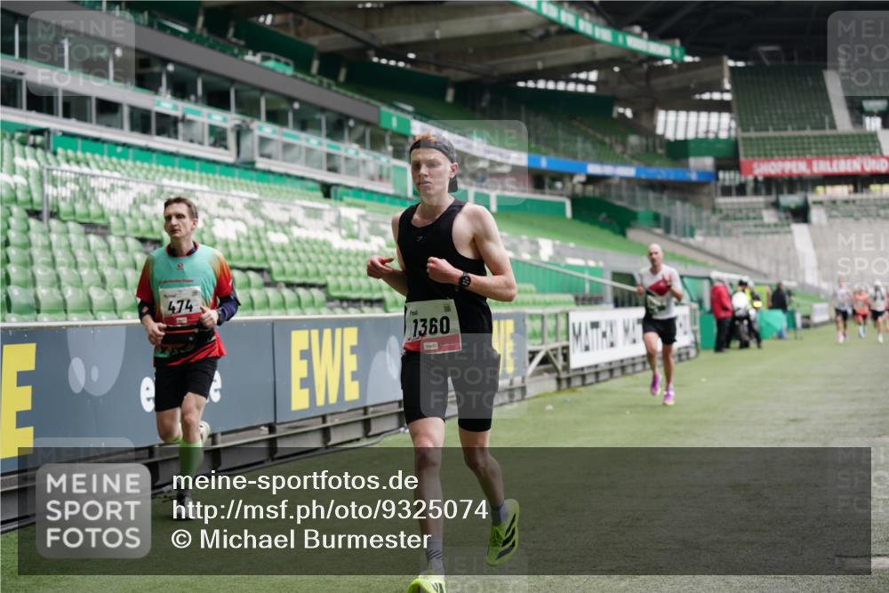05.10.2025 - 20. swb-Marathon Bremen Michael Burmester http://msf.ph/oto/9325074 05.10.2025 12:33:34 Laufen im Stadion 121, 218, 307, 363, 369, 474, 746, 838, 850, 900, 1070, 1360, 1372, 1494, 1617, 1889, 1913, 1928, 2000, 2267, 4251, 5640, 6957, 7259, 8550, 8582, 9046, 650, 664, 2033, 2682 meine-sportfotos.de