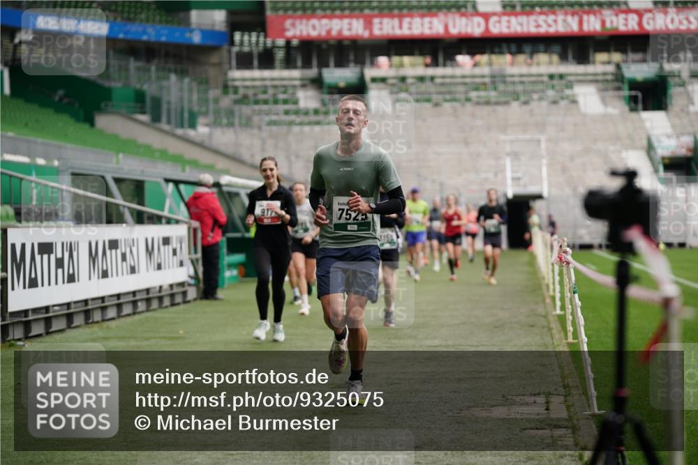 05.10.2025 - 20. swb-Marathon Bremen Michael Burmester http://msf.ph/oto/9325075 05.10.2025 12:44:18 Laufen im Stadion 288, 329, 506, 539, 548, 642, 657, 917, 1196, 1992, 2092, 2249, 3150, 3219, 3982, 4422, 5014, 5908, 7099, 7373, 7525, 7949, 8030, 8275, 8382, 577, 706, 2967, 3435, 3580, 4369, 4631, 4867, 5287, 5495, 5815, 5988, 6224, 6385, 6912, 7816, 7834, 8593, 9095 meine-sportfotos.de
