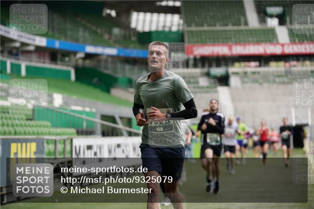 05.10.2025 - 20. swb-Marathon Bremen Michael Burmester http://msf.ph/oto/9325079 05.10.2025 12:44:20 Laufen im Stadion 288, 329, 506, 539, 548, 642, 657, 917, 1196, 1992, 2092, 2249, 3150, 3219, 3251, 3982, 4422, 5908, 6633, 7099, 7373, 7525, 7949, 8030, 8169, 8275, 8351, 8382, 577, 706, 2967, 3435, 3580, 4369, 4631, 4867, 5014, 5287, 5495, 5815, 5988, 6224, 6385, 6912, 7816, 7834, 8593, 9095 meine-sportfotos.de