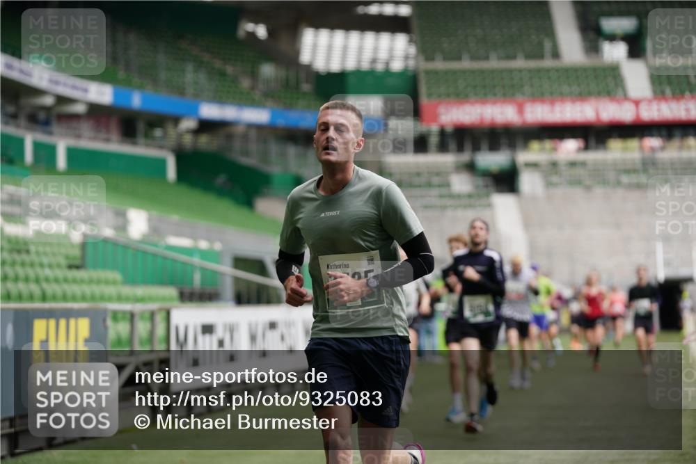 05.10.2025 - 20. swb-Marathon Bremen Michael Burmester http://msf.ph/oto/9325083 05.10.2025 12:44:20 Laufen im Stadion 288, 329, 506, 539, 548, 642, 657, 917, 1196, 1992, 2092, 2249, 3150, 3219, 3251, 3982, 4422, 5908, 6633, 7099, 7373, 7525, 7949, 8030, 8169, 8275, 8351, 8382, 577, 706, 2967, 3435, 3580, 4369, 4631, 4867, 5014, 5287, 5495, 5815, 5988, 6224, 6385, 6912, 7816, 7834, 8593, 9095 meine-sportfotos.de