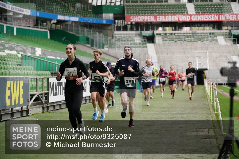 05.10.2025 - 20. swb-Marathon Bremen Michael Burmester http://msf.ph/oto/9325087 05.10.2025 12:44:21 Laufen im Stadion 288, 329, 506, 539, 548, 642, 657, 917, 1196, 1992, 2092, 2188, 2249, 3150, 3219, 3251, 3982, 4422, 5908, 6633, 7099, 7373, 7525, 7949, 8030, 8169, 8275, 8351, 8382, 577, 706, 2967, 3435, 3580, 4369, 4631, 4867, 5014, 5287, 5495, 5815, 5988, 6224, 6385, 6912, 7816, 7834, 8275, 8593, 9095 meine-sportfotos.de