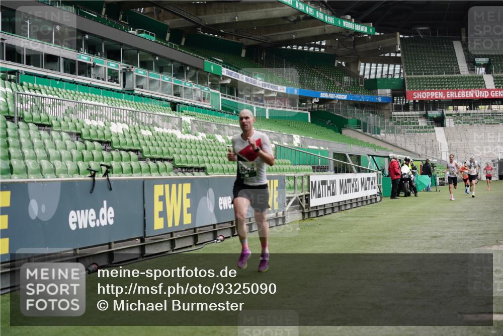 05.10.2025 - 20. swb-Marathon Bremen Michael Burmester http://msf.ph/oto/9325090 05.10.2025 12:33:36 Laufen im Stadion 121, 218, 307, 363, 369, 474, 838, 850, 900, 1070, 1338, 1360, 1372, 1494, 1617, 1889, 1913, 1928, 2000, 2267, 4251, 5640, 6957, 7259, 8550, 8582, 9046, 650, 746, 2033, 2682 meine-sportfotos.de