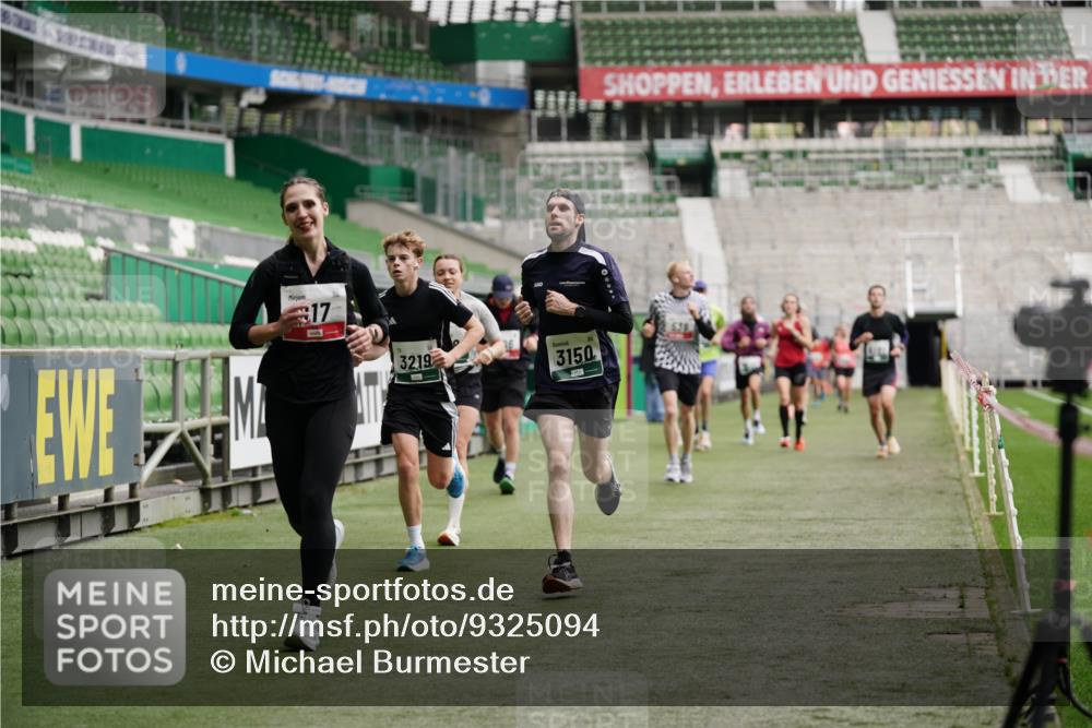 05.10.2025 - 20. swb-Marathon Bremen Michael Burmester http://msf.ph/oto/9325094 05.10.2025 12:44:21 Laufen im Stadion 288, 329, 506, 539, 548, 642, 657, 917, 1196, 1992, 2092, 2188, 2249, 3150, 3219, 3251, 3982, 4422, 5908, 6633, 7099, 7373, 7525, 7949, 8030, 8169, 8275, 8351, 8382, 577, 706, 2967, 3435, 3580, 4369, 4631, 4867, 5014, 5287, 5495, 5815, 5988, 6224, 6385, 6912, 7816, 7834, 8275, 8593, 9095 meine-sportfotos.de
