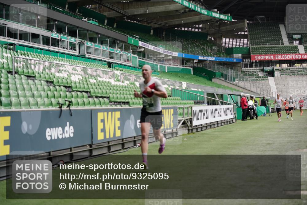05.10.2025 - 20. swb-Marathon Bremen Michael Burmester http://msf.ph/oto/9325095 05.10.2025 12:33:37 Laufen im Stadion 121, 218, 307, 363, 369, 474, 838, 850, 900, 1070, 1338, 1360, 1372, 1494, 1617, 1889, 1913, 1928, 2000, 2267, 4251, 5640, 6957, 6984, 7259, 8550, 8582, 9046, 650, 746, 1494, 2033, 2682 meine-sportfotos.de