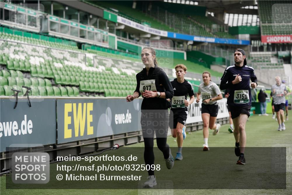 05.10.2025 - 20. swb-Marathon Bremen Michael Burmester http://msf.ph/oto/9325098 05.10.2025 12:44:22 Laufen im Stadion 288, 329, 506, 539, 548, 642, 657, 917, 1196, 1992, 2092, 2188, 2249, 3150, 3219, 3251, 3982, 4422, 5908, 6633, 7099, 7373, 7525, 7949, 8030, 8169, 8351, 8382, 577, 706, 1992, 2967, 3435, 3580, 4369, 4631, 4867, 5014, 5287, 5495, 5988, 6224, 6385, 6912, 7816, 7834, 8275, 8593, 9095 meine-sportfotos.de