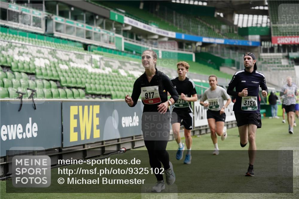 05.10.2025 - 20. swb-Marathon Bremen Michael Burmester http://msf.ph/oto/9325102 05.10.2025 12:44:22 Laufen im Stadion 288, 329, 506, 539, 548, 642, 657, 917, 1196, 1992, 2092, 2188, 2249, 3150, 3219, 3251, 3982, 4422, 5908, 6633, 7099, 7373, 7525, 7949, 8030, 8169, 8351, 8382, 577, 706, 1992, 2967, 3435, 3580, 4369, 4631, 4867, 5014, 5287, 5495, 5988, 6224, 6385, 6912, 7816, 7834, 8275, 8593, 9095 meine-sportfotos.de