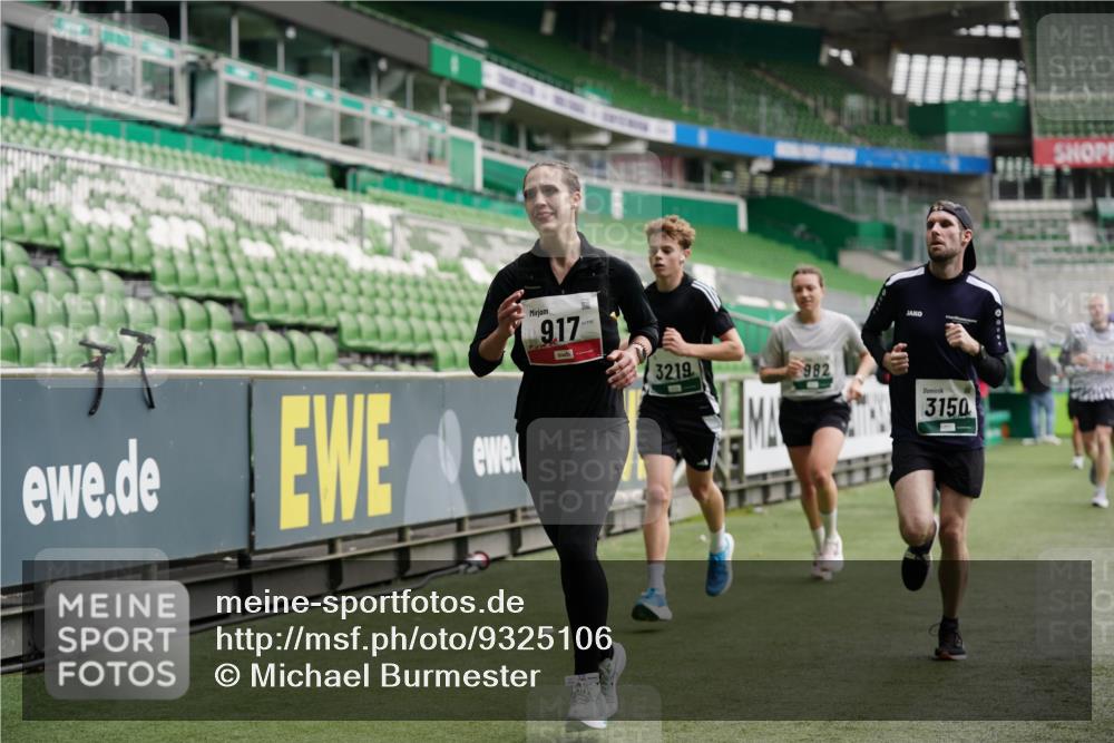 05.10.2025 - 20. swb-Marathon Bremen Michael Burmester http://msf.ph/oto/9325106 05.10.2025 12:44:22 Laufen im Stadion 288, 329, 506, 539, 548, 642, 657, 917, 1196, 1992, 2092, 2188, 2249, 3150, 3219, 3251, 3982, 4422, 5908, 6633, 7099, 7373, 7525, 7949, 8030, 8169, 8351, 8382, 577, 706, 1992, 2967, 3435, 3580, 4369, 4631, 4867, 5014, 5287, 5495, 5988, 6224, 6385, 6912, 7816, 7834, 8275, 8593, 9095 meine-sportfotos.de