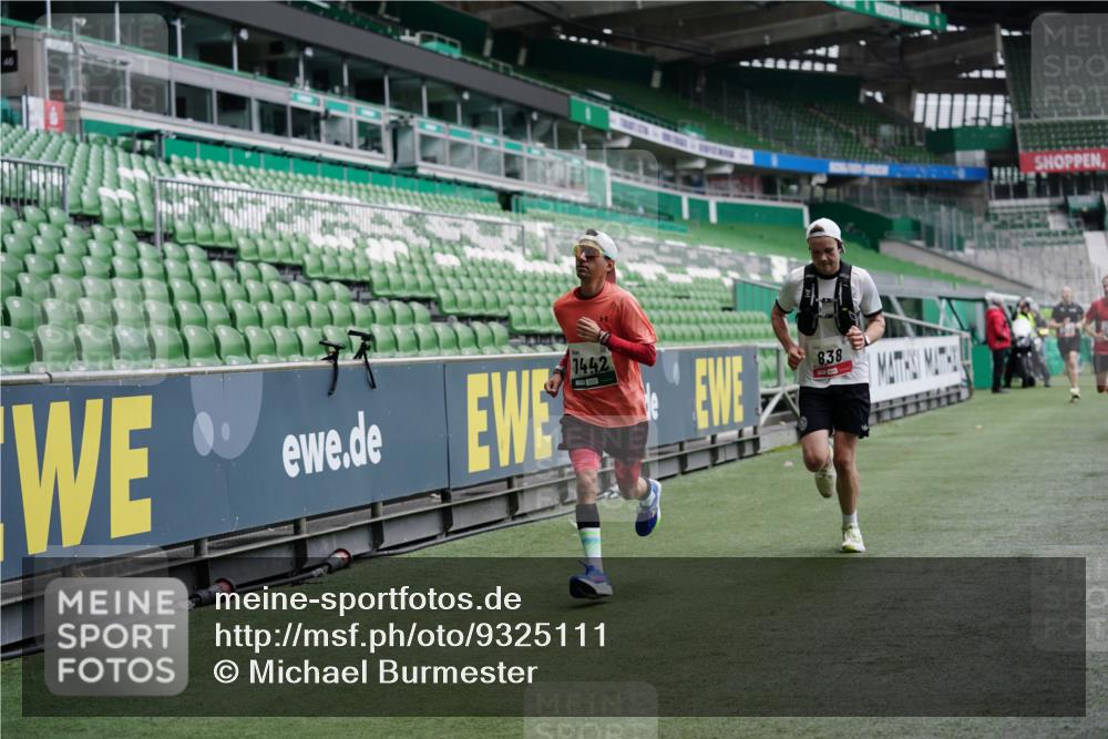 05.10.2025 - 20. swb-Marathon Bremen Michael Burmester http://msf.ph/oto/9325111 05.10.2025 12:33:46 Laufen im Stadion 121, 218, 307, 363, 474, 838, 900, 993, 1070, 1338, 1360, 1372, 1617, 1889, 1913, 2000, 2267, 3552, 4251, 5640, 6957, 6984, 7259, 7442, 8550, 8582, 9046, 369, 746, 850, 1494, 1928, 2682 meine-sportfotos.de