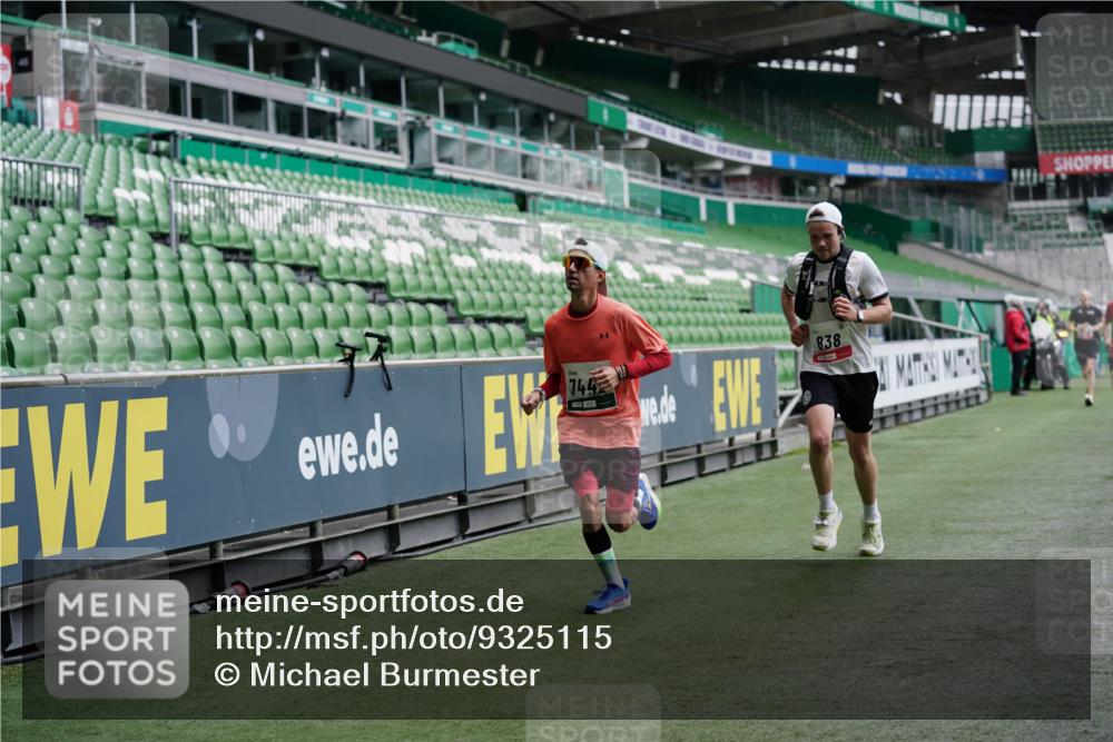 05.10.2025 - 20. swb-Marathon Bremen Michael Burmester http://msf.ph/oto/9325115 05.10.2025 12:33:46 Laufen im Stadion 121, 218, 307, 363, 474, 838, 900, 993, 1070, 1338, 1360, 1372, 1617, 1889, 1913, 2000, 2267, 3552, 4251, 5640, 6957, 6984, 7259, 7442, 8550, 8582, 9046, 369, 746, 850, 1494, 1928, 2682 meine-sportfotos.de