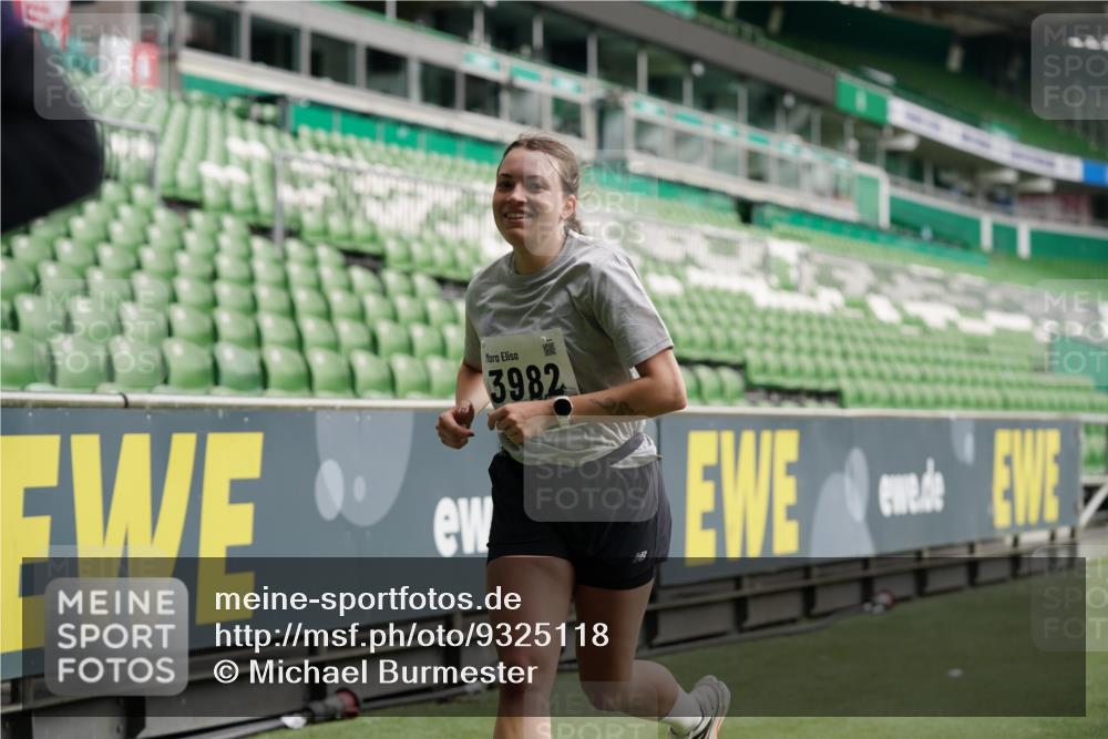 05.10.2025 - 20. swb-Marathon Bremen Michael Burmester http://msf.ph/oto/9325118 05.10.2025 12:44:25 Laufen im Stadion 288, 329, 506, 539, 548, 642, 657, 917, 1196, 2013, 2092, 2188, 2249, 3150, 3219, 3251, 3982, 4422, 5908, 6633, 7099, 7373, 7525, 7949, 8030, 8169, 8351, 8382, 577, 706, 1992, 2967, 3435, 4369, 4631, 4867, 5014, 5287, 5495, 5988, 6385, 6912, 7816, 7834, 8275, 8593, 9095 meine-sportfotos.de