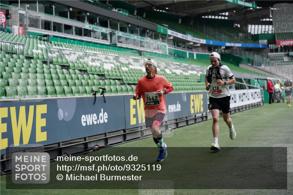 05.10.2025 - 20. swb-Marathon Bremen Michael Burmester http://msf.ph/oto/9325119 05.10.2025 12:33:46 Laufen im Stadion 121, 218, 307, 363, 474, 838, 900, 993, 1070, 1338, 1360, 1372, 1617, 1889, 1913, 2000, 2267, 3552, 4251, 5640, 6957, 6984, 7259, 7442, 8550, 8582, 9046, 369, 746, 850, 1494, 1928, 2682 meine-sportfotos.de