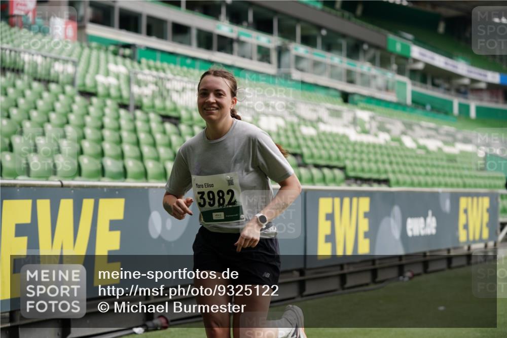05.10.2025 - 20. swb-Marathon Bremen Michael Burmester http://msf.ph/oto/9325122 05.10.2025 12:44:25 Laufen im Stadion 288, 329, 506, 539, 548, 642, 657, 917, 1196, 2013, 2092, 2188, 2249, 3150, 3219, 3251, 3982, 4422, 5908, 6633, 7099, 7373, 7525, 7949, 8030, 8169, 8351, 8382, 577, 706, 1992, 2967, 3435, 4369, 4631, 4867, 5014, 5287, 5495, 5988, 6385, 6912, 7816, 7834, 8275, 8593, 9095 meine-sportfotos.de