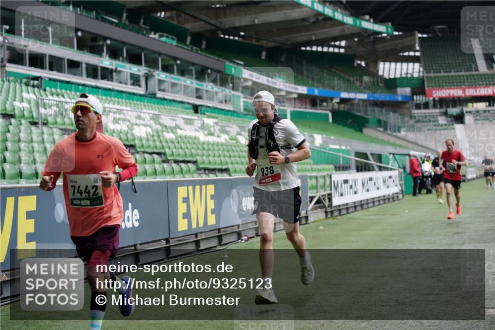 05.10.2025 - 20. swb-Marathon Bremen Michael Burmester http://msf.ph/oto/9325123 05.10.2025 12:33:46 Laufen im Stadion 121, 218, 307, 363, 474, 838, 900, 993, 1070, 1338, 1360, 1372, 1617, 1889, 1913, 2000, 2267, 3552, 4251, 5640, 6957, 6984, 7259, 7442, 8550, 8582, 9046, 369, 746, 850, 1494, 1928, 2682 meine-sportfotos.de