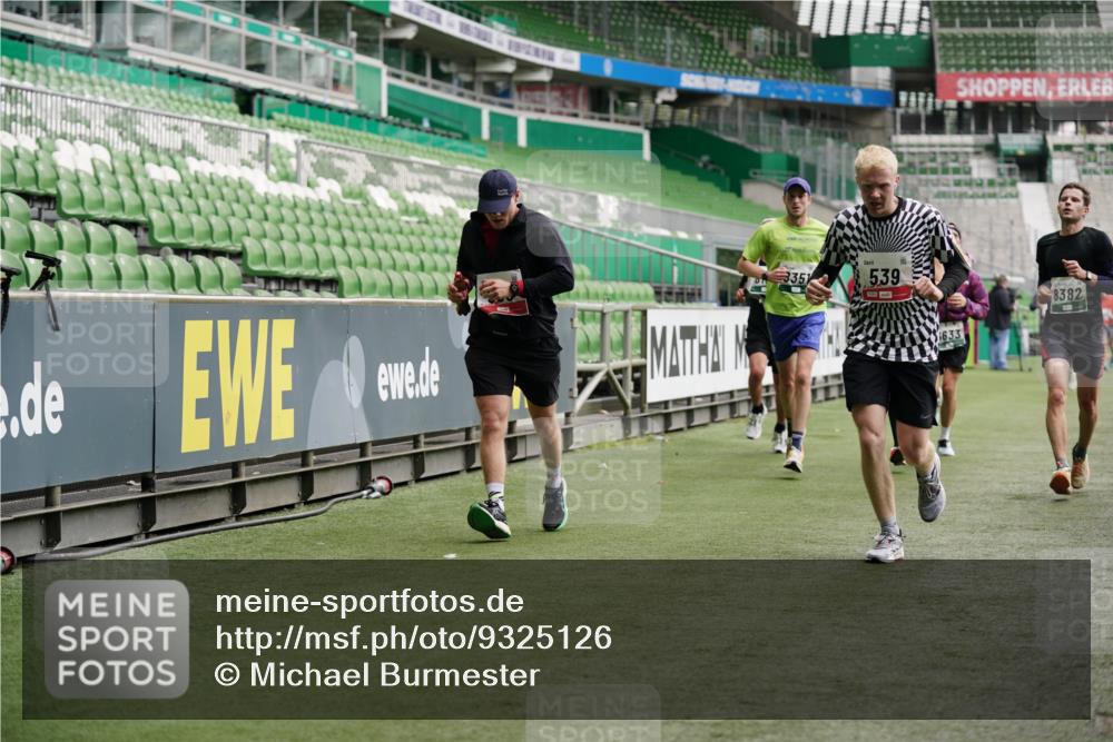 05.10.2025 - 20. swb-Marathon Bremen Michael Burmester http://msf.ph/oto/9325126 05.10.2025 12:44:27 Laufen im Stadion 288, 329, 506, 539, 548, 642, 657, 917, 1196, 2013, 2092, 2188, 2249, 3150, 3219, 3251, 3982, 4422, 5908, 6633, 7099, 7373, 7525, 7949, 8030, 8169, 8351, 8382, 288, 577, 706, 1992, 2967, 3435, 4369, 4631, 4867, 5014, 5287, 5495, 5988, 6385, 6912, 7816, 7834, 8275, 8593, 9095 meine-sportfotos.de