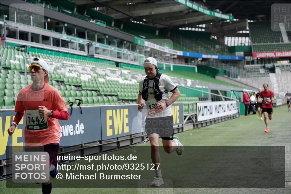 05.10.2025 - 20. swb-Marathon Bremen Michael Burmester http://msf.ph/oto/9325127 05.10.2025 12:33:47 Laufen im Stadion 121, 218, 307, 363, 474, 838, 900, 993, 1070, 1338, 1339, 1360, 1372, 1617, 1889, 1913, 2000, 2267, 3552, 4251, 5640, 6957, 6984, 7259, 7442, 8550, 8582, 9046, 369, 746, 850, 1494, 1928, 2682 meine-sportfotos.de