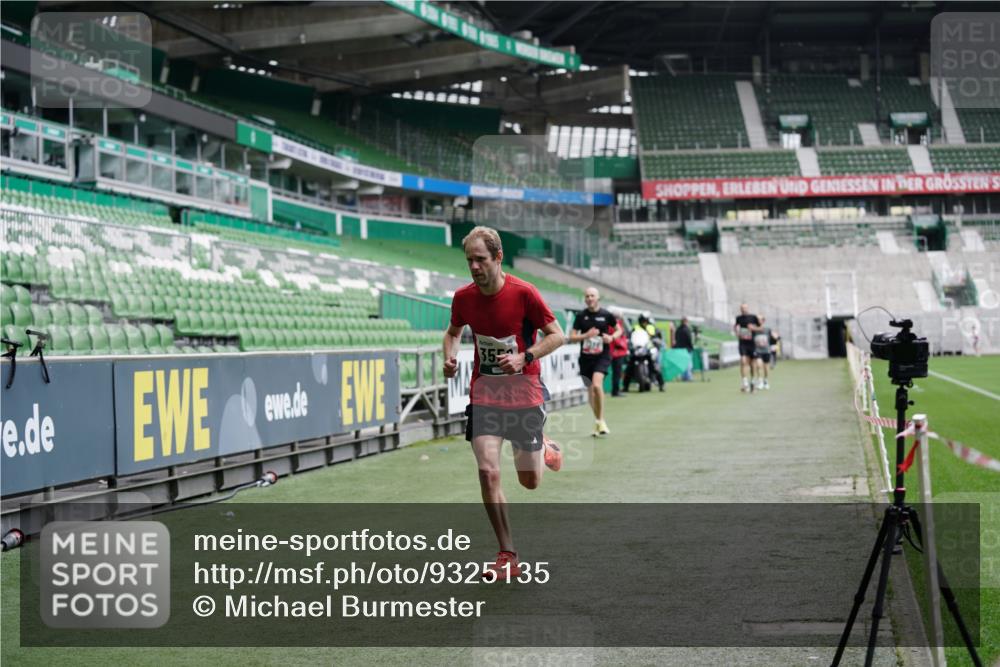 05.10.2025 - 20. swb-Marathon Bremen Michael Burmester http://msf.ph/oto/9325135 05.10.2025 12:33:49 Laufen im Stadion 121, 218, 307, 363, 474, 838, 900, 993, 1070, 1338, 1339, 1360, 1372, 1617, 1889, 1913, 2000, 2267, 3552, 4251, 5640, 6957, 6984, 7259, 7442, 8550, 8582, 9046, 369, 746, 850, 1494, 1928, 2682 meine-sportfotos.de