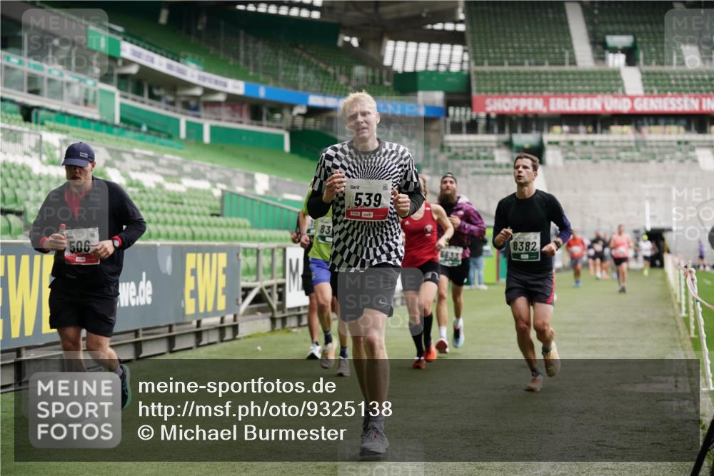 05.10.2025 - 20. swb-Marathon Bremen Michael Burmester http://msf.ph/oto/9325138 05.10.2025 12:44:27 Laufen im Stadion 288, 329, 506, 539, 548, 642, 657, 917, 1196, 2013, 2092, 2188, 2249, 3150, 3219, 3251, 3982, 4422, 5908, 6633, 7099, 7373, 7525, 7949, 8030, 8169, 8351, 8382, 288, 577, 706, 1992, 2967, 3435, 4369, 4631, 4867, 5014, 5287, 5495, 5988, 6385, 6912, 7816, 7834, 8275, 8593, 9095 meine-sportfotos.de