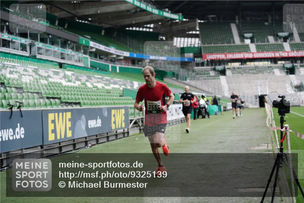 05.10.2025 - 20. swb-Marathon Bremen Michael Burmester http://msf.ph/oto/9325139 05.10.2025 12:33:49 Laufen im Stadion 121, 218, 307, 363, 474, 838, 900, 993, 1070, 1338, 1339, 1360, 1372, 1617, 1889, 1913, 2000, 2267, 3552, 4251, 5640, 6957, 6984, 7259, 7442, 8550, 8582, 9046, 369, 746, 850, 1494, 1928, 2682 meine-sportfotos.de