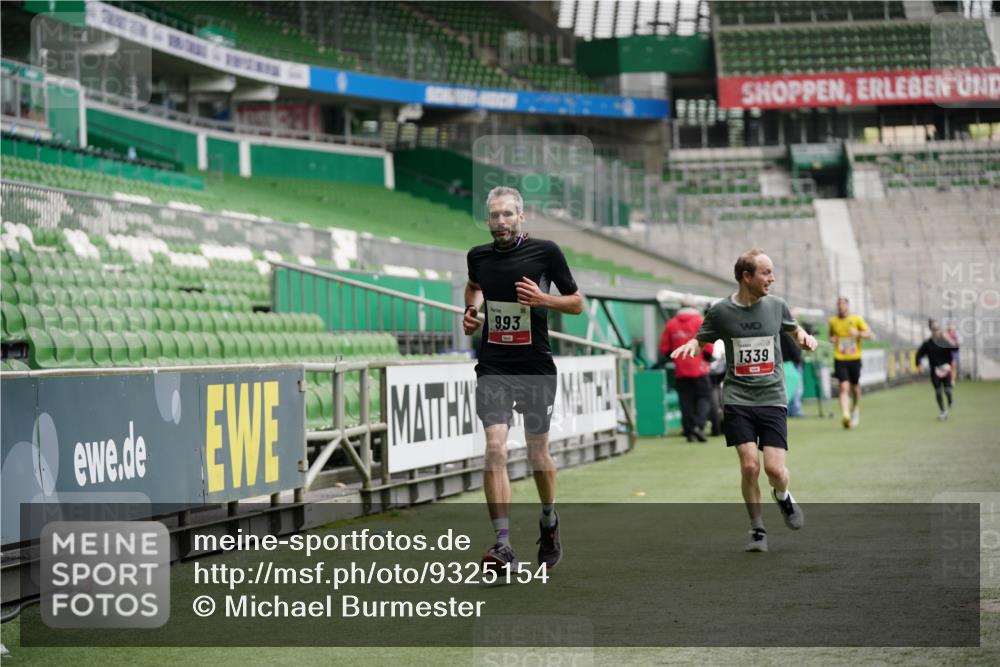 05.10.2025 - 20. swb-Marathon Bremen Michael Burmester http://msf.ph/oto/9325154 05.10.2025 12:33:58 Laufen im Stadion 307, 363, 474, 838, 900, 993, 1034, 1070, 1338, 1339, 1360, 1372, 1444, 1889, 2000, 3552, 5640, 6984, 7259, 7442, 8550, 9046, 121, 218, 369, 850, 1617, 1913, 1928, 2267, 4251, 6957, 8582 meine-sportfotos.de