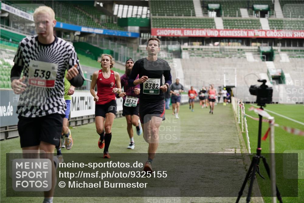 05.10.2025 - 20. swb-Marathon Bremen Michael Burmester http://msf.ph/oto/9325155 05.10.2025 12:44:28 Laufen im Stadion 329, 506, 539, 548, 642, 657, 917, 1196, 2013, 2092, 2188, 2249, 3150, 3219, 3251, 3982, 4422, 5908, 6633, 7099, 7373, 7525, 7949, 8030, 8169, 8351, 8382, 288, 706, 1992, 2967, 3435, 4369, 4631, 4867, 5014, 5287, 5495, 5988, 6385, 6912, 7816, 7834, 8275, 8593, 9095 meine-sportfotos.de