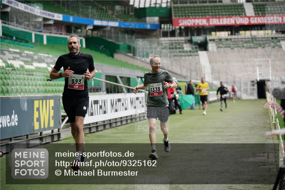 05.10.2025 - 20. swb-Marathon Bremen Michael Burmester http://msf.ph/oto/9325162 05.10.2025 12:33:59 Laufen im Stadion 307, 363, 474, 838, 900, 993, 1034, 1070, 1338, 1339, 1360, 1372, 1444, 1889, 2000, 3552, 5640, 6984, 7259, 7442, 8550, 9046, 121, 218, 369, 850, 1617, 1913, 2267, 4251, 6957, 8582 meine-sportfotos.de