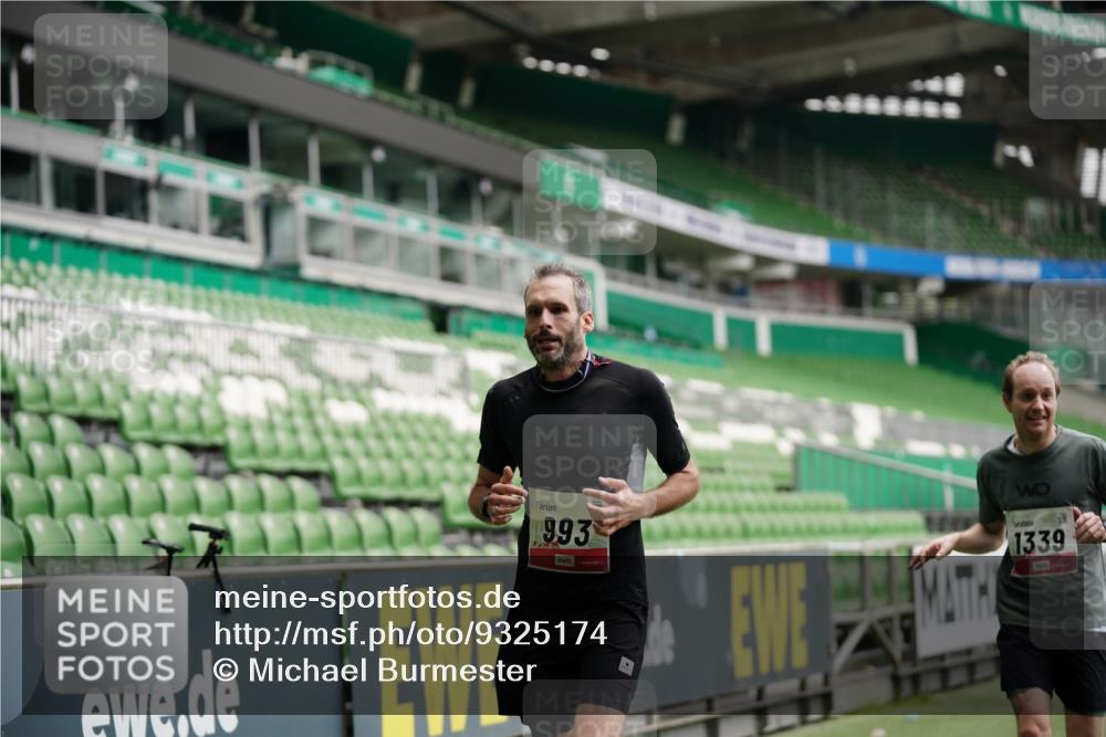05.10.2025 - 20. swb-Marathon Bremen Michael Burmester http://msf.ph/oto/9325174 05.10.2025 12:34:00 Laufen im Stadion 307, 363, 474, 838, 900, 993, 1034, 1070, 1338, 1339, 1360, 1372, 1444, 1889, 2000, 3552, 5640, 6984, 7259, 7442, 8550, 9046, 121, 218, 1617, 1889, 1913, 2267, 4251, 6957, 8582 meine-sportfotos.de