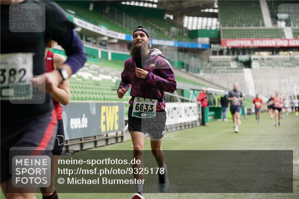 05.10.2025 - 20. swb-Marathon Bremen Michael Burmester http://msf.ph/oto/9325178 05.10.2025 12:44:30 Laufen im Stadion 329, 506, 539, 548, 642, 657, 819, 917, 1196, 2013, 2092, 2188, 2249, 3150, 3219, 3251, 3982, 4358, 4422, 5908, 6633, 7099, 7373, 7525, 7949, 8030, 8169, 8351, 8382, 288, 706, 1992, 2967, 3435, 4369, 4631, 4867, 5014, 5287, 5495, 5988, 6385, 6912, 8275, 8593, 9095 meine-sportfotos.de