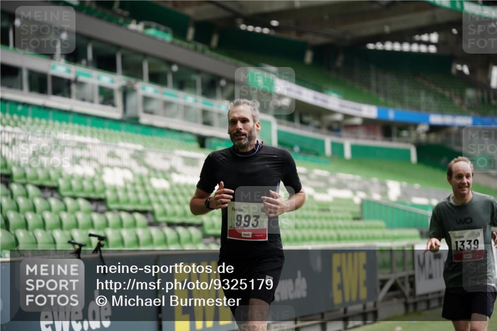 05.10.2025 - 20. swb-Marathon Bremen Michael Burmester http://msf.ph/oto/9325179 05.10.2025 12:34:00 Laufen im Stadion 307, 363, 474, 838, 900, 993, 1034, 1070, 1338, 1339, 1360, 1372, 1444, 1889, 2000, 3552, 5640, 6984, 7259, 7442, 8550, 9046, 121, 218, 1617, 1889, 1913, 2267, 4251, 6957, 8582 meine-sportfotos.de