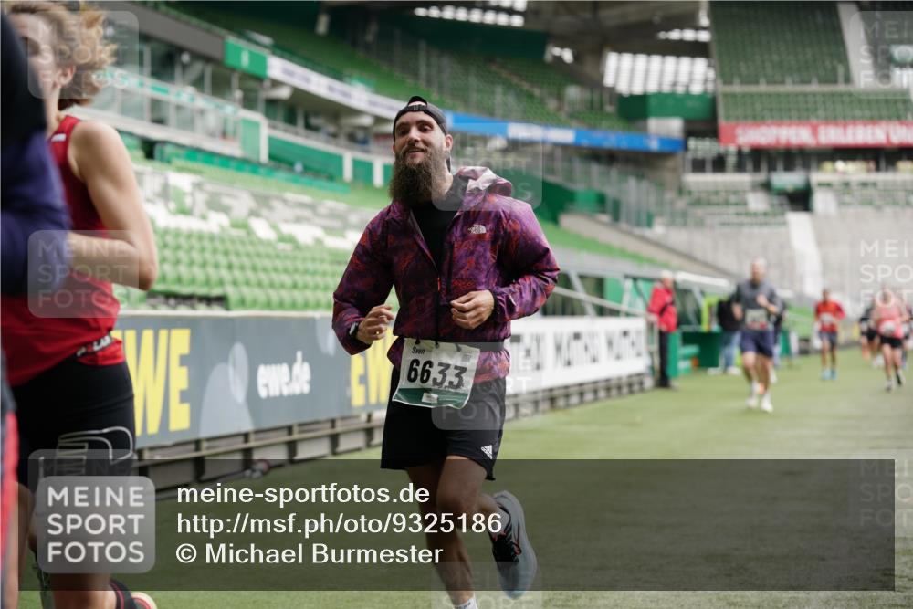 05.10.2025 - 20. swb-Marathon Bremen Michael Burmester http://msf.ph/oto/9325186 05.10.2025 12:44:31 Laufen im Stadion 329, 506, 539, 548, 642, 657, 819, 917, 1196, 2013, 2092, 2188, 2249, 3150, 3219, 3251, 3982, 4358, 4422, 5908, 6633, 7099, 7373, 7525, 7949, 8030, 8169, 8351, 8382, 288, 706, 1992, 2967, 3435, 4369, 4631, 4867, 5014, 6385, 6912, 8275, 8593 meine-sportfotos.de