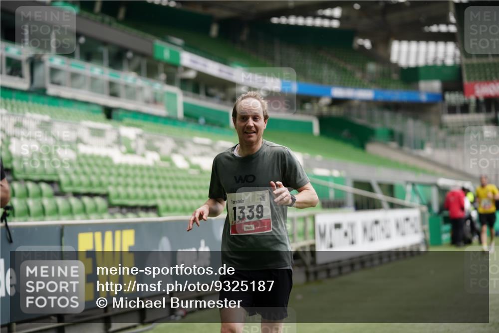 05.10.2025 - 20. swb-Marathon Bremen Michael Burmester http://msf.ph/oto/9325187 05.10.2025 12:34:01 Laufen im Stadion 307, 363, 474, 838, 900, 993, 1034, 1070, 1338, 1339, 1360, 1372, 1444, 2000, 3552, 5640, 6984, 7259, 7442, 8550, 9046, 121, 218, 1617, 1889, 1913, 2000, 2267, 4251, 6957, 8582 meine-sportfotos.de