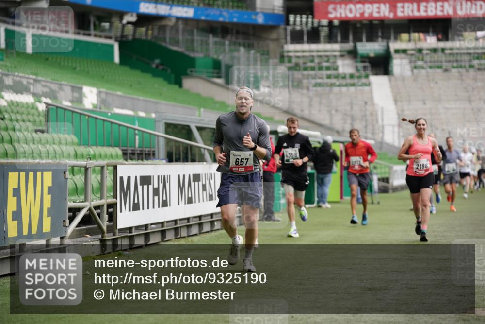 05.10.2025 - 20. swb-Marathon Bremen Michael Burmester http://msf.ph/oto/9325190 05.10.2025 12:44:34 Laufen im Stadion 329, 506, 539, 548, 642, 657, 819, 917, 1196, 1631, 2013, 2092, 2188, 2249, 2719, 3150, 3219, 3251, 3342, 3982, 4358, 4422, 5908, 6633, 7099, 7373, 7525, 7949, 8030, 8169, 8351, 8382, 288, 1992, 5014, 8275 meine-sportfotos.de