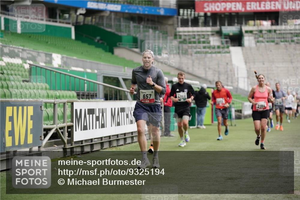 05.10.2025 - 20. swb-Marathon Bremen Michael Burmester http://msf.ph/oto/9325194 05.10.2025 12:44:34 Laufen im Stadion 329, 506, 539, 548, 642, 657, 819, 917, 1196, 1631, 2013, 2092, 2188, 2249, 2719, 3150, 3219, 3251, 3342, 3982, 4358, 4422, 5908, 6633, 7099, 7373, 7525, 7949, 8030, 8169, 8351, 8382, 288, 1992, 5014, 8275 meine-sportfotos.de