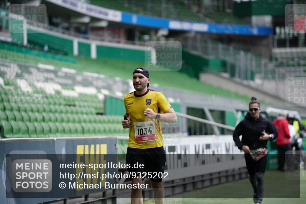 05.10.2025 - 20. swb-Marathon Bremen Michael Burmester http://msf.ph/oto/9325202 05.10.2025 12:34:07 Laufen im Stadion 307, 474, 838, 900, 993, 1034, 1070, 1338, 1339, 1360, 1372, 1444, 3552, 5640, 6984, 7259, 7442, 8550, 9046, 121, 218, 363, 1617, 1889, 1913, 2000, 2267, 4251, 6957, 8582 meine-sportfotos.de