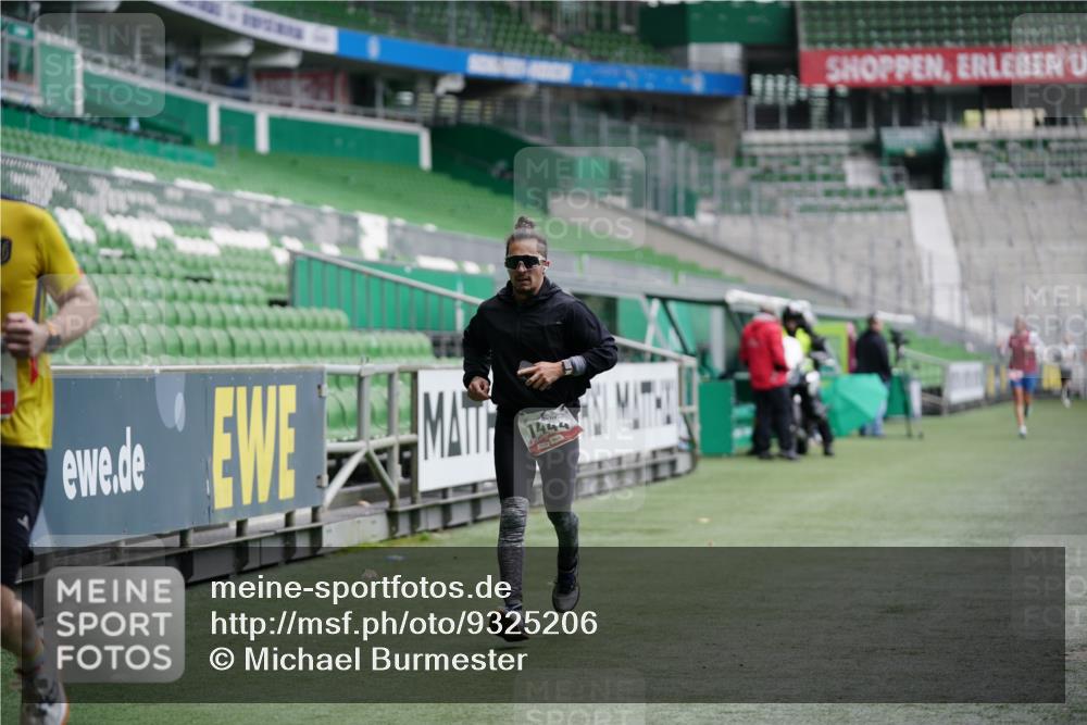05.10.2025 - 20. swb-Marathon Bremen Michael Burmester http://msf.ph/oto/9325206 05.10.2025 12:34:09 Laufen im Stadion 307, 474, 838, 900, 993, 1034, 1070, 1338, 1339, 1360, 1372, 1444, 2151, 3552, 5640, 6984, 7259, 7442, 8550, 9046, 121, 218, 363, 1372, 1617, 1889, 1913, 2000, 2267, 4251, 6957, 7259, 8582 meine-sportfotos.de