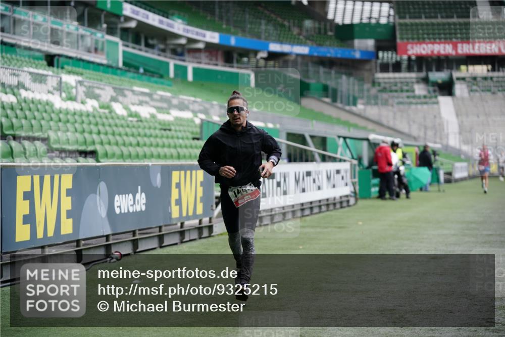 05.10.2025 - 20. swb-Marathon Bremen Michael Burmester http://msf.ph/oto/9325215 05.10.2025 12:34:10 Laufen im Stadion 307, 474, 838, 900, 993, 1034, 1070, 1338, 1339, 1360, 1444, 2151, 3552, 5640, 6984, 7442, 8550, 9046, 121, 218, 363, 1070, 1372, 1617, 1889, 1913, 2000, 2267, 4251, 6957, 7259, 8582 meine-sportfotos.de