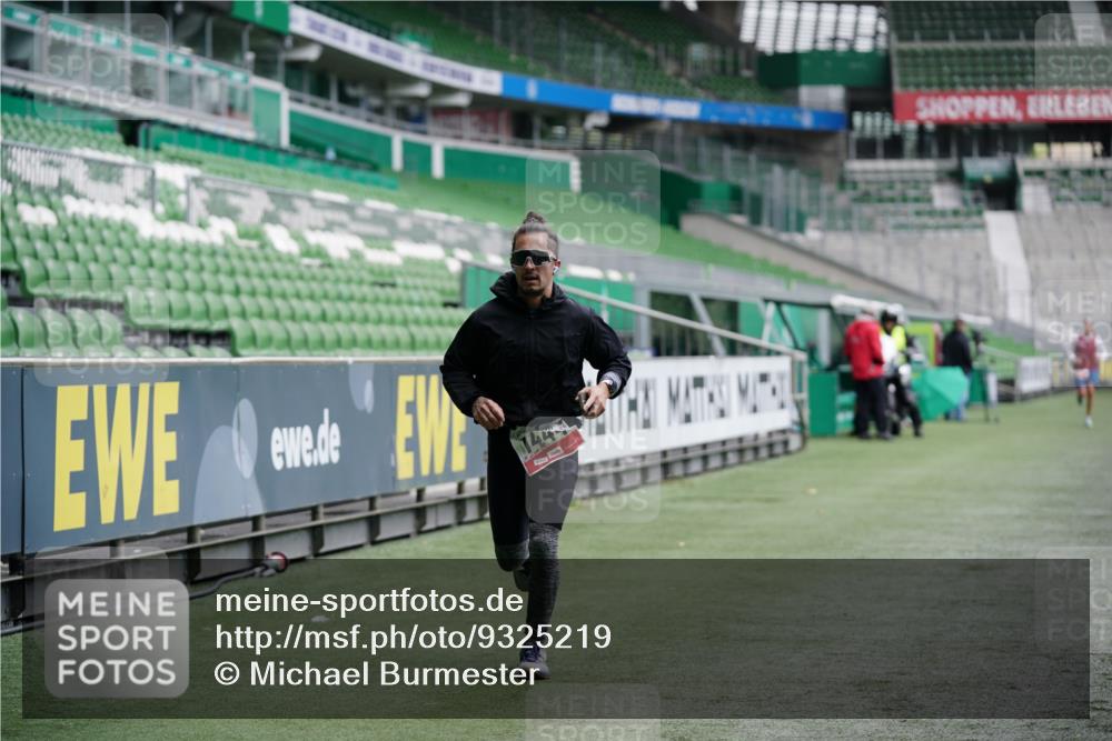 05.10.2025 - 20. swb-Marathon Bremen Michael Burmester http://msf.ph/oto/9325219 05.10.2025 12:34:10 Laufen im Stadion 307, 474, 838, 900, 993, 1034, 1070, 1338, 1339, 1360, 1444, 2151, 3552, 5640, 6984, 7442, 8550, 9046, 121, 218, 363, 1070, 1372, 1617, 1889, 1913, 2000, 2267, 4251, 6957, 7259, 8582 meine-sportfotos.de