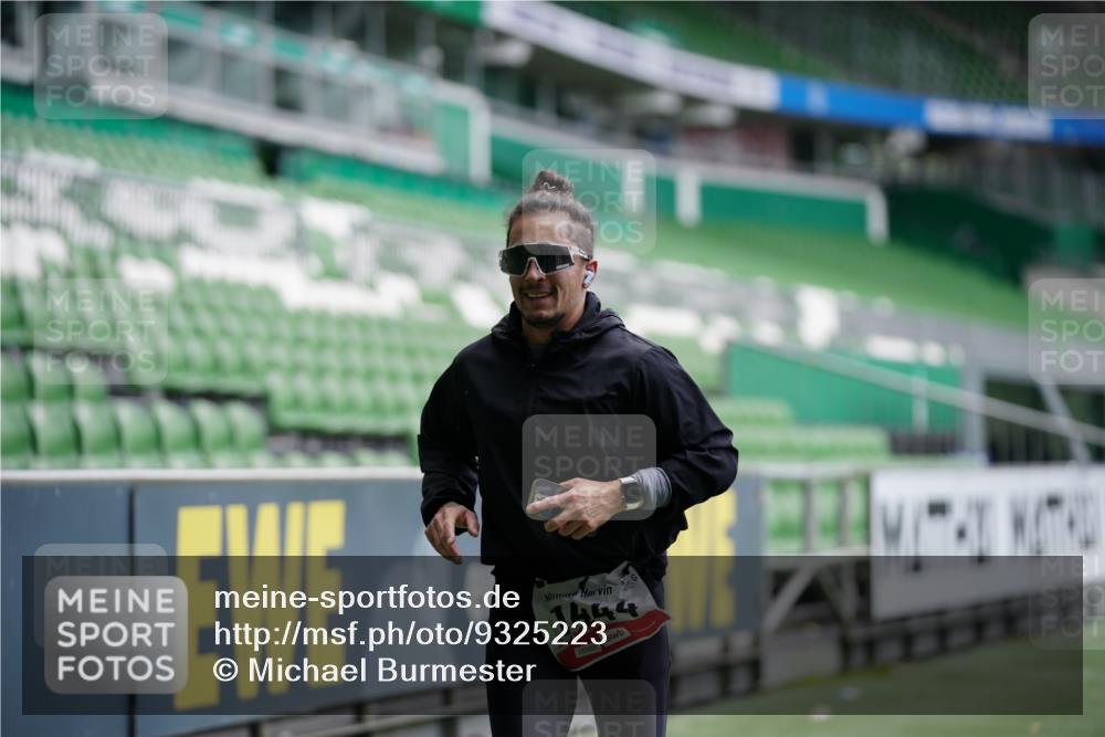 05.10.2025 - 20. swb-Marathon Bremen Michael Burmester http://msf.ph/oto/9325223 05.10.2025 12:34:11 Laufen im Stadion 307, 474, 838, 900, 993, 1034, 1338, 1339, 1360, 1444, 2151, 3552, 5640, 6984, 7442, 8550, 9046, 121, 363, 1070, 1372, 1617, 1889, 1913, 2000, 2267, 4251, 6957, 7259, 8582 meine-sportfotos.de