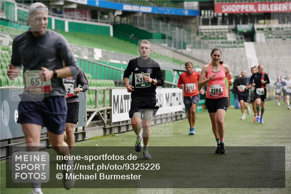 05.10.2025 - 20. swb-Marathon Bremen Michael Burmester http://msf.ph/oto/9325226 05.10.2025 12:44:38 Laufen im Stadion 109, 329, 506, 539, 548, 642, 657, 819, 917, 1196, 1631, 2013, 2092, 2188, 2249, 2719, 3150, 3219, 3251, 3342, 3982, 4358, 4422, 5908, 6302, 6633, 7099, 7373, 7525, 7949, 8030, 8169, 8351, 8382, 288, 1992, 5014, 8275 meine-sportfotos.de