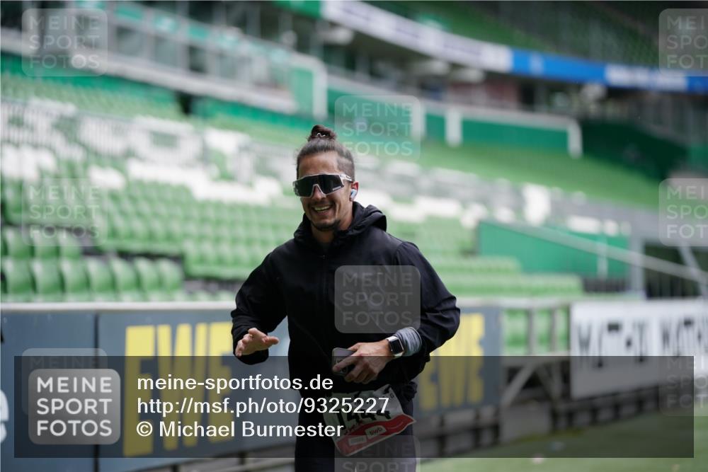 05.10.2025 - 20. swb-Marathon Bremen Michael Burmester http://msf.ph/oto/9325227 05.10.2025 12:34:11 Laufen im Stadion 307, 474, 838, 900, 993, 1034, 1338, 1339, 1360, 1444, 2151, 3552, 5640, 6984, 7442, 8550, 9046, 121, 363, 1070, 1372, 1617, 1889, 1913, 2000, 2267, 4251, 6957, 7259, 8582 meine-sportfotos.de