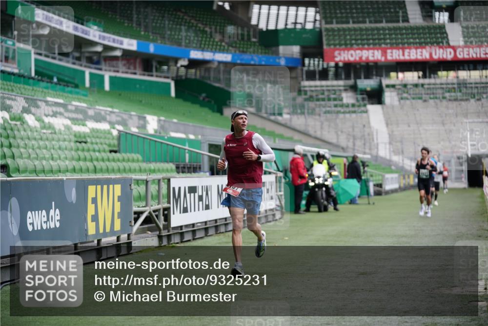 05.10.2025 - 20. swb-Marathon Bremen Michael Burmester http://msf.ph/oto/9325231 05.10.2025 12:34:22 Laufen im Stadion 838, 870, 925, 993, 1034, 1221, 1338, 1339, 1444, 2151, 3552, 5640, 6927, 6984, 7442, 8550, 9046, 307, 363, 474, 900, 1070, 1360, 1372, 7259 meine-sportfotos.de
