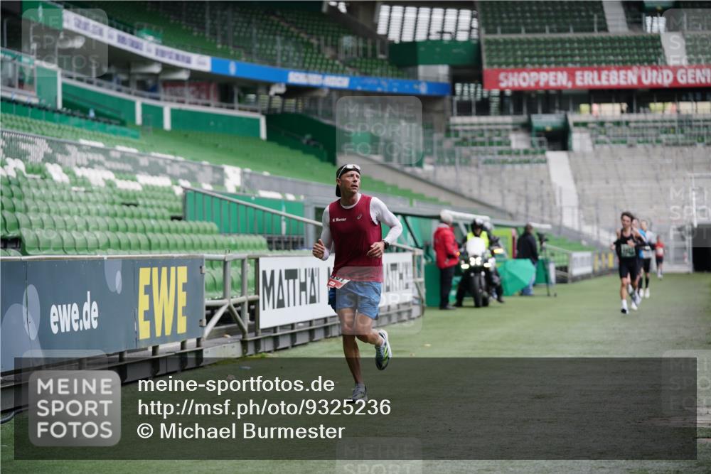 05.10.2025 - 20. swb-Marathon Bremen Michael Burmester http://msf.ph/oto/9325236 05.10.2025 12:34:22 Laufen im Stadion 838, 870, 925, 993, 1034, 1221, 1338, 1339, 1444, 2151, 3552, 5640, 6927, 6984, 7442, 8550, 9046, 307, 363, 474, 900, 1070, 1360, 1372, 7259 meine-sportfotos.de