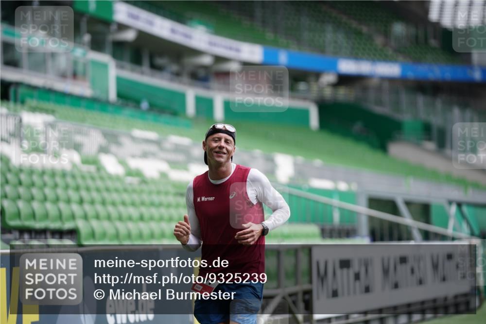 05.10.2025 - 20. swb-Marathon Bremen Michael Burmester http://msf.ph/oto/9325239 05.10.2025 12:34:23 Laufen im Stadion 838, 870, 925, 993, 1034, 1221, 1338, 1339, 1444, 2151, 3552, 5608, 5640, 6927, 6984, 7442, 8550, 9046, 307, 363, 474, 900, 1070, 1360, 1372, 7259 meine-sportfotos.de