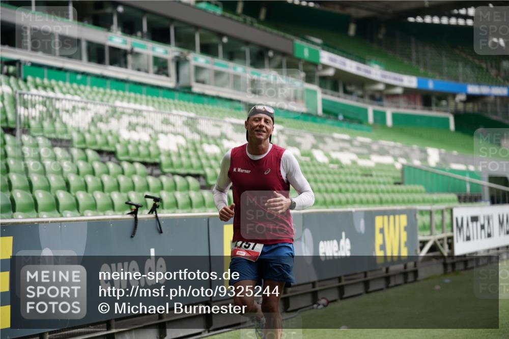 05.10.2025 - 20. swb-Marathon Bremen Michael Burmester http://msf.ph/oto/9325244 05.10.2025 12:34:24 Laufen im Stadion 838, 870, 925, 993, 1034, 1221, 1338, 1339, 1444, 2151, 3552, 5608, 5640, 6927, 6984, 7442, 8550, 9046, 307, 363, 474, 900, 1070, 1360, 1372, 7259 meine-sportfotos.de