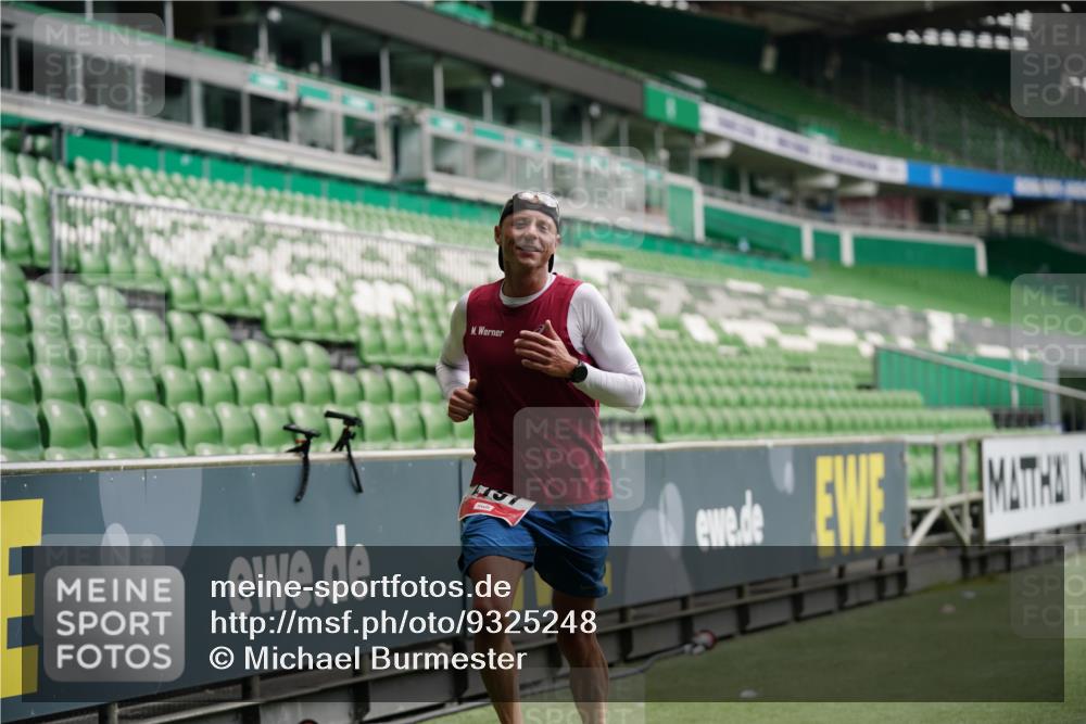 05.10.2025 - 20. swb-Marathon Bremen Michael Burmester http://msf.ph/oto/9325248 05.10.2025 12:34:24 Laufen im Stadion 838, 870, 925, 993, 1034, 1221, 1338, 1339, 1444, 2151, 3552, 5608, 5640, 6927, 6984, 7442, 8550, 9046, 307, 363, 474, 900, 1070, 1360, 1372, 7259 meine-sportfotos.de