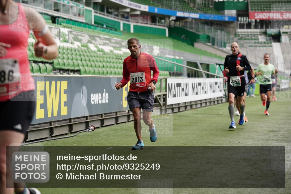 05.10.2025 - 20. swb-Marathon Bremen Michael Burmester http://msf.ph/oto/9325249 05.10.2025 12:44:42 Laufen im Stadion 109, 329, 506, 539, 548, 642, 657, 819, 917, 1631, 2013, 2092, 2188, 2666, 2719, 3150, 3219, 3251, 3327, 3342, 3982, 4358, 4422, 5908, 6302, 6633, 7099, 7373, 7525, 7949, 8030, 8169, 8351, 8382, 288, 1196, 1992, 2249, 7949 meine-sportfotos.de